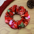 Scrunchie natalizio rosso a LED con motivi festivi di bastoncini di zucchero e fiocchi - Rosso
