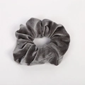 Chouchou classique en velours gris foncé avec texture douce et éclat élégant pour la coiffure - Gris