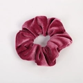 Détail du chouchou en velours bordeaux montrant la texture premium et le design plissé - Rouge Rose