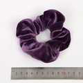 Vista macro dell'elastico per capelli in velluto viola scuro da 10cm con scala graduata - Viola