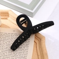 Grande pince à cheveux noire mate au design minimaliste et à la forme incurvée croisée - Cuir Verni Noir