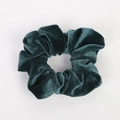 Détail d'un chouchou en velours vert foncé montrant une texture douce et un éclat naturel - Gris Bleu