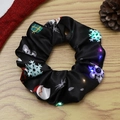 Weihnachts-LED-Haargummi aus Satin in Schwarz mit Weihnachtsmann- und Schneeflockenmuster - Schwarz 2