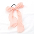 Coletero elegante de gasa rosa con lazo largo sobre un fondo de tela blanca - Rosa