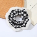 Elastico scrunchie a scacchi bianchi e neri con bordo in morbida ecopelliccia bianca - Stile Quadretti Sottili Bianco e Nero