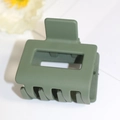 Détail d'une pince à cheveux rectangulaire vert olive mat pour la coiffure - Vert Mat