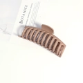 Dettaglio macro di un grande fermaglio per capelli opaco caffè 14cm su una rivista minimalista - Caffè (14cm)