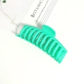 Dettaglio della pinza per capelli verde menta opaca con struttura antiscivolo per capelli folti - Verde (14cm)