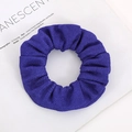 Primer plano de un coletero morado grande con textura de malla fina sobre una revista blanca - Morado