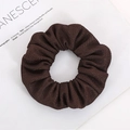 Coletero marrón oscuro con textura de punto gofre para un accesorio de pelo elegante - Marrón Oscuro