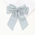 Détail d'une grande barrette à nœud bleu gris avec de longs rubans élégants sur fond blanc - Bleu gris