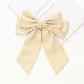 Détail d'une pince à cheveux à trois couches beige crème avec de longs rubans en soie - Champagne