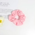 Detalle de coletero de tela rosa claro con patrón de rejilla y textura suave y elástica - Rosa