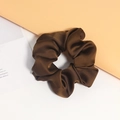 Chouchou élégant en satin de soie marron chocolat au fini brillant pour coiffure femme - Café Foncé