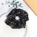 Boho-Haargummi mit Vintage-Ethno-Muster auf weichem schwarzem Stoff für Pferdeschwanz - Schwarz