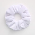 Chouchou en velours blanc classique avec texture plissée douce et éclat satiné élégant - Blanc