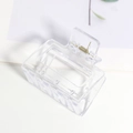 Détail d'une pince à cheveux carrée transparente mate avec ressort métallique doré - Transparent