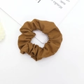Vue détaillée d'un chouchou en tissu marron foncé avec texture sergé sur fond minimaliste - Brun Foncé (5)