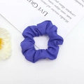 Détail d'un chouchou en tissu violet foncé avec texture plissée douce et bande élastique - Violet Foncé (7)