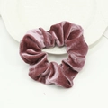 Chouchou élégant en velours rose poudré sur une assiette en céramique blanche pure - Rose Violet
