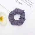 Texture détaillée d'un chouchou en tissu violet avec des plis doux et structure élastique - Violet(10)