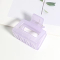 Détail d'une pince à cheveux carrée violette avec une finition en résine mate - Violet Vif