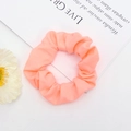 Texture détaillée d'un chouchou en tissu orange pêche vif sur un fond blanc pur - Rose Orangé (11)