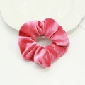 Chouchou en velours rose brillant présenté sur une assiette en céramique blanche - Rose