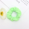 Gros plan d'un chouchou en tissu vert citron avec bande élastique sur fond blanc - Vert Néon (12)