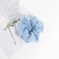 Elastico per capelli in chiffon pieghettato azzurro con perle bianche e stile francese - Blu