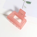 Détail d'une pince à cheveux carrée rose translucide au design géométrique creux - Rose vif
