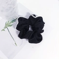 Elegante elastico per capelli nero a pieghe con bordo di perle su sfondo bianco - Nero