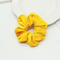 Chouchou en velours jaune vif avec texture côtelée et design élastique souple - Jaune