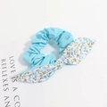 Chouchou bleu ciel avec nœud fleuri accessoire de cheveux minimaliste pour femmes - Style Floral Bleu Violet Patchwork Bleu Ciel