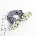 Chouchou plissé gris élégant avec nœud floral crème sur fond blanc minimaliste - Style Floral Patchwork Gris