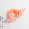 Gros plan d'un chouchou en tissu orange pêche avec des oreilles de lapin à motif fleuri - Style Floral Rose Patchwork Orange Pêche