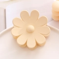 Vue détaillée d'une pince à cheveux fleur mate de couleur crème sur un plateau - Beige