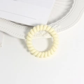 Detailansicht eines cremefarbenen, matten Spiral-Haargummis auf einem weißen Zierteller - Farbe 8