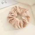 Détail d'un chouchou géant en velours beige montrant la texture douce et brillante - Beige