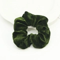 Chouchou en velours vert foncé avec texture à rayures sur une assiette blanche - Vert Lumineux