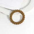 Matte braune Spirale-Haargummi Telefonkabel-Stil auf einem minimalistischen weißen Teller - Farbe 12
