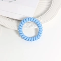 Nahaufnahme der himmelblauen matten Telefonkabel Haargummi auf weißem Teller - Farbe 5
