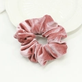 Chouchou en velours violet rose avec texture froncée et éclat soyeux sur assiette blanche - Rose Foncé