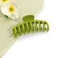Détail de la pince à cheveux mate vert avocat avec doubles dents sur plaque ondulée - No.5 Vert Avocat