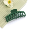 Détail de la grande pince à cheveux vert foncé mat avec une finition dépolie - No.7 Vert Foncé