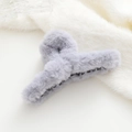 Dettaglio della molletta per capelli in peluche grigio morbido con denti antiscivolo - Grigio