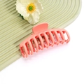 Vue détaillée d'une grande pince à cheveux orange corail mat avec design à dents courbées - No.9 Orange Corail