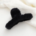 Dettaglio della molletta per capelli in peluche nero con morbida finta pelliccia - Nero