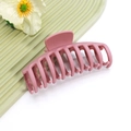 Grande pince à cheveux mate rose poudré sur un fond ondulé élégant pour femme - No.11 Rose Pâte de Haricot