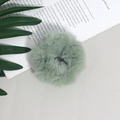 Texture dettagliata dell'elastico per capelli in peluche verde salvia con finta pelliccia - Verde